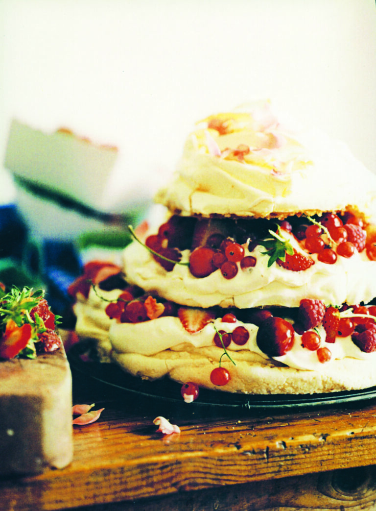 Baiser-Rosen-Kuchen mit Sommerbeeren